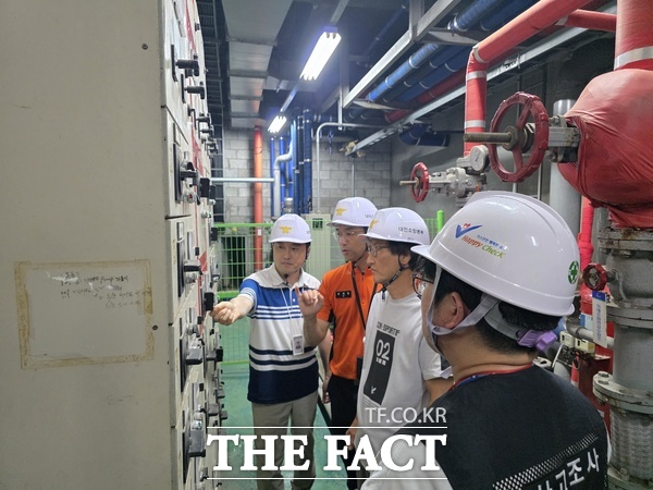 대전소방본부 관계자들이 노후 아파트 화재 안전 조사를 진행하고 있는 모습./대전소방본부