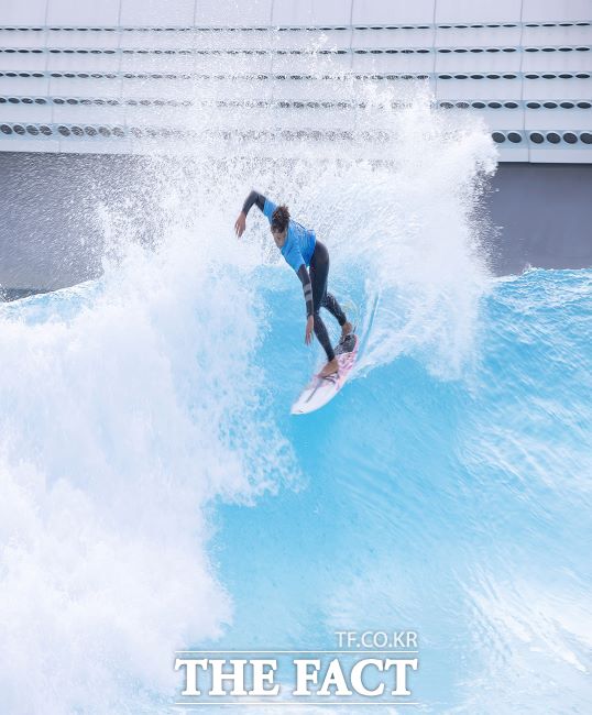 거북섬 웨이브파크에서 서핑하는인 모습./시흥시
