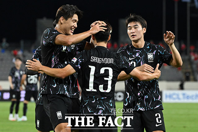 한국과 홍콩의 2025 동아시아축구연맹(EAFF) E-1 챔피언십(동아시안컵) 2차전이 11일 오후 용인미르스타디움에서 열린 가운데 강상윤이 득점 후 동료들의 축하를 받고 있다. /용인미르스타디움=남용희 기자