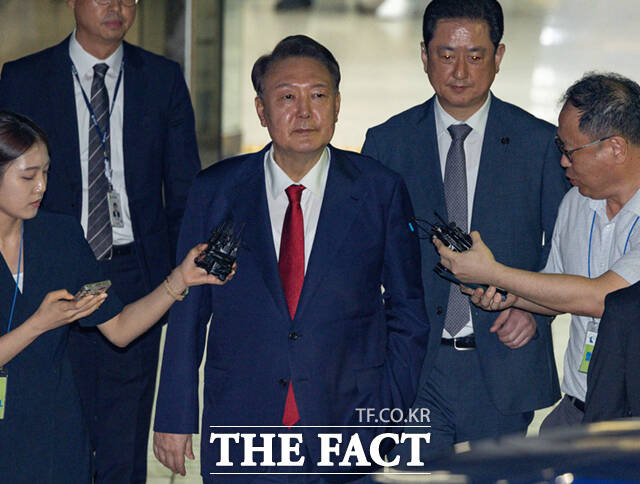 윤석열 전 대통령이 9일 서울 서초구 서울중앙지방법원에서 열린 2차 구속 전 피의자 심문(영장실질심사)을 마친 뒤 서울구치소로 향하고 있다. /사진공동취재단