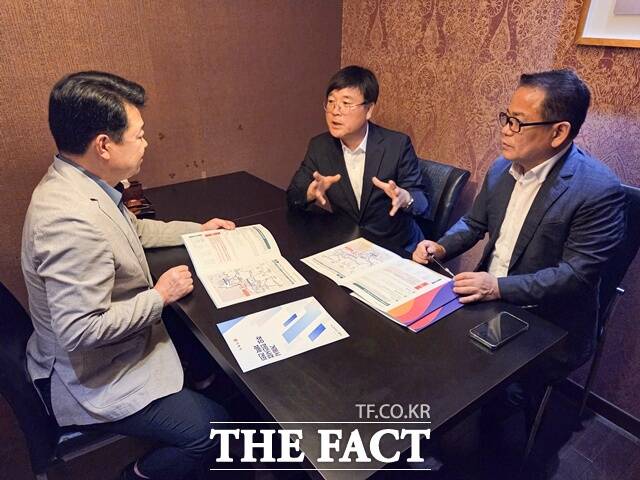 변광용(오른쪽 두번째) 거제시장이 대통령실과 국회를 방문해 지역 핵심 현안 사업의 국정과제 채택을 건의했다./거제시