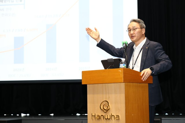 안병철 한화에어로스페이스 전략부문 총괄사장이 지난 4월 8일 서울 중구 한화빌딩에서 한화에어로 미래 비전 설명회를 열고 유상증자 논란에 대해 설명하는 모습. /한화에어로스페이스