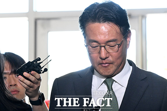 묵묵부답 특검 사무실 향하는 김 전 차장.