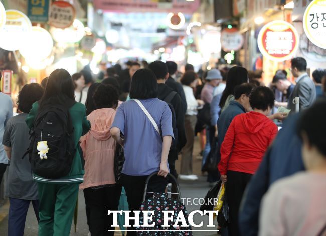 광명새마을시장에서 시민들이 장을 보고 있다./광명시