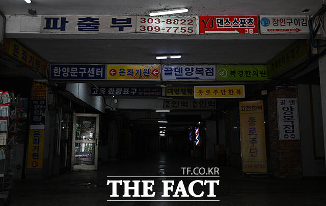 한낮에 어둠이 내려앉은 건물 내부.