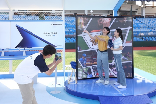 삼성전자가 11일부터 12일까지 대전 한화생명 이글스파크에서 2025 KBO 리그 올스타전과 연계해 갤럭시 신제품 체험존을 운영한다. 사진은 대전 중구 한화 이글스파크 갤럭시 체험존에서 방문객들이 갤럭시 Z 폴드7과 함께 구단별 하이라이트 영상을 배경으로 인증샷을 촬영하는 모습. /삼성전자