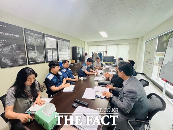대전시 관계자들이 지역업체 하도급 수주 현황을 점검하고 있다./대전시