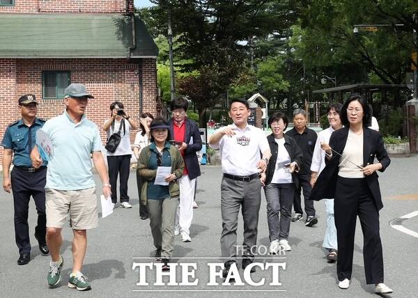 서철모 대전 서구청장이 10일 여성친화도시 서포터즈, 둔산경찰서, 구청 관계자 등 20여 명과 함께 ‘천년만년 행복마을 조성 사업’ 완료 현장을 방문해 현장을 살펴보고 있다./대전 서구