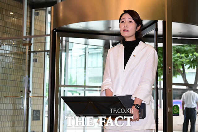 강선우 여성가족부 장관 후보자의 국회의원 시절 보좌관에게 집 쓰레기를 버리게 하고 집 변기 수리를 시킨 사실이 드러나며 갑질 논란이 불거졌다. 강 후보자는 해당 의혹이 사실이 아니라고 해명했지만, 보좌관의 문자 내용이 언론에 공개되면서 의혹은 점차 확산하고 있다. /남윤호 기자