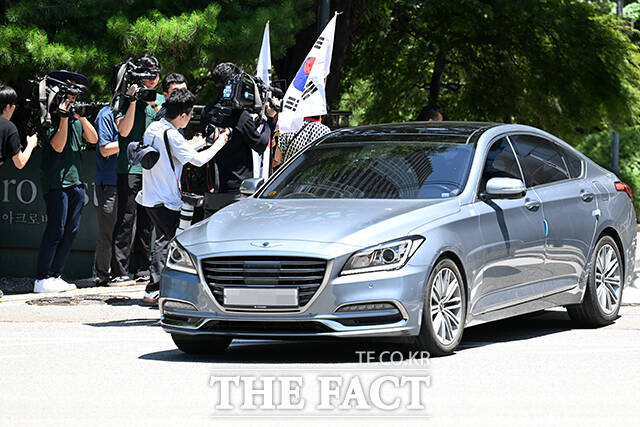 채상병 사건 수사방해 의혹을 수사하는 이명현 순직해병 특검팀의 차량이 11일 오후 윤석열 전 대통령의 사저인 서울 서초구 아크로비스타에서 압수수색을 마친 후 나서고 있다. /서예원 기자