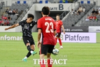  수비수 사이로 슈팅하는 서명관 [포토]