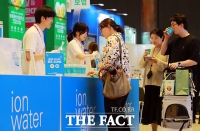  예비 부모 발길 사로잡는 포카리스웨트 이온워터 [포토]