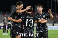  'A매치 데뷔골' 동료들의 축하 받는 강상윤 [포토]