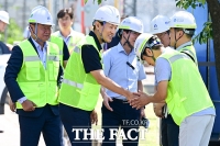  근로자 격려하는 오세훈 시장 [포토]
