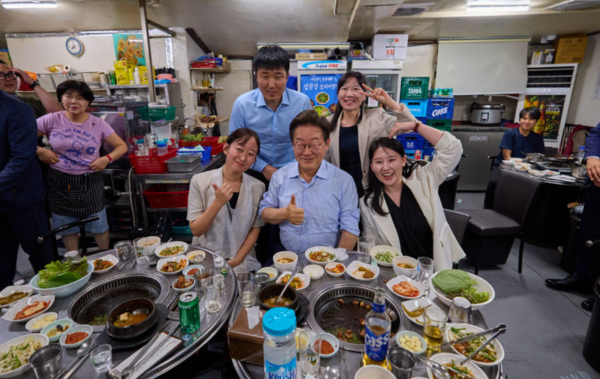 이재명 대통령이 지난 11일 서울 종로구 한 식당에서 시민들과 기념촬영을 하고 있다. /대통령실