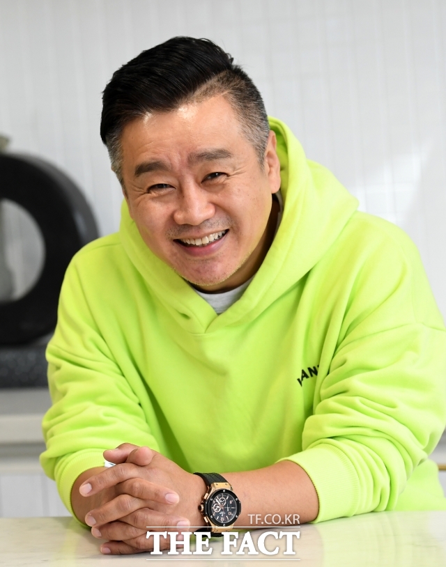 이광기 갤리리끼 대표는 마치 오랜 시간 조용히 머물던 작품들이 잠시 바깥바람을 쐬러 나온 소풍처럼, 이번 전시가 관람객들에게도 깊은 여운을 남기는 시간이 되길 바란다고 말했다. /더팩트 DB