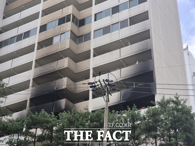 21일 서울 관악구 봉천동 한 아파트에 농약살포기를 사용해 방화한 것으로 추정되는 60대 남성 A 씨가 유서를 남기고 현장에서 사망했다. 이번 화재로 1명이 숨지고 13명이 다쳤다. /더팩트 DB