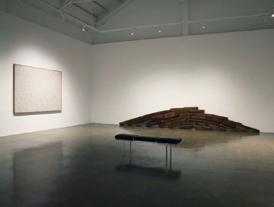 이번 전시는 한국 현대미술의 형성과 실험이 활발했던 시기의 감각과 흐름을 재조명한다는 점에서 특별한 의미가 있다. 사진은 최명영 평면조건 8891(1988), 박현기 무제(1988) /갤러리끼