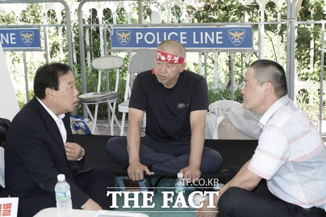 12일 국회 정문 앞 해수부 이전 반대 단식농성 현장을 방문한 최민호 세종시장(왼쪽)이 윤병철 해수부 노조위원장, 이재철 해수부 노조 인천지방해양수산청지부장(오른쪽)과 대화하고 있다. /세종시