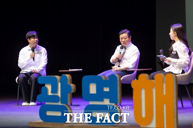 박승원 광명시장이 공감콘서트에서 시민과 대화하고 있다. /광명시