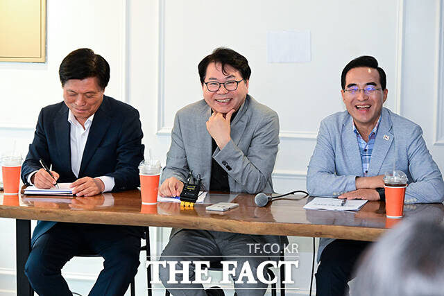 이한주(가운데) 국정기획위원장이 13일 오후 서울 종로구의 한 카페에서 기자간담회를 열고 조승래 대변인(왼쪽), 박홍근 국정기획분과장과 취재진 질의를 들으며 웃고있다. /남윤호 기자