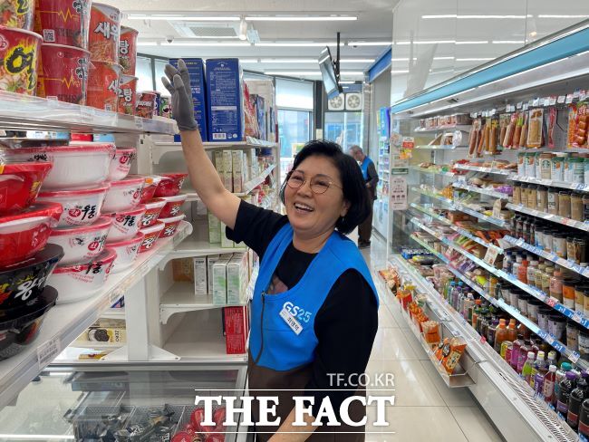 노인 일자리 지원사업에 참여하는 노인이 활기차게 일하고 있다./시흥시