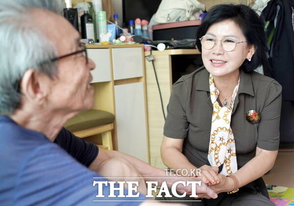 김인식 대전시사회서비스원장(사진 오른쪽)이 11일 폭염에 대비해 홀로 사는 어르신 가정을 방문해 어르신들의 안전을 살피고 있다./대전시사회서비스원