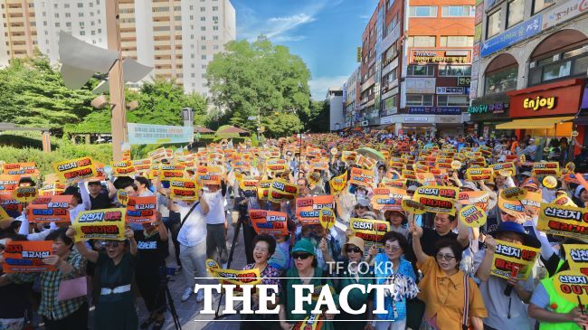 과천시내 신천지 종교시설 설치에 반대하는 주민 집회가 과천 중앙공원 앞에서 열렸다./독자 제공