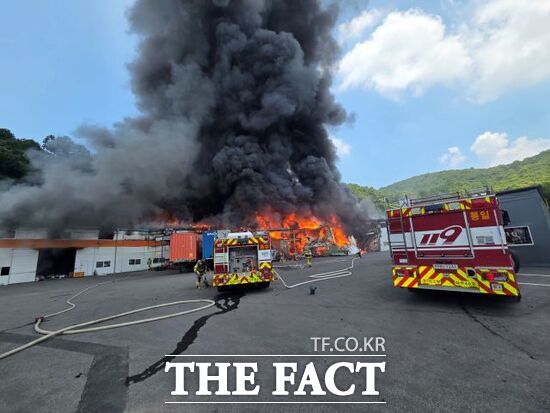 지난 8일 경기 파주시 페의류공장에서 화재가 발생, 소방차가 화재 진압을 위해 출동해 있다./경기북부소방재난본부