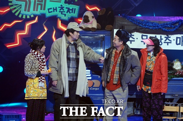 김학래 이미 오래전에 도박과 결별하고, 이후로는 방송활동과 가정에만 충실했다. 이는 부끄러운 과거를 딛고 예능인으로 새롭게 거듭나는 계기가 됐다. 사진(아래)은 김학래 임미숙 부부가 최양락 팽현숙 부부와 나란히 출연한 개그프로그램 장면. 사진 위는 1호가에 함께 출연중인 최양락 이봉원 박준형(왼쪽부터). /더팩트 DB