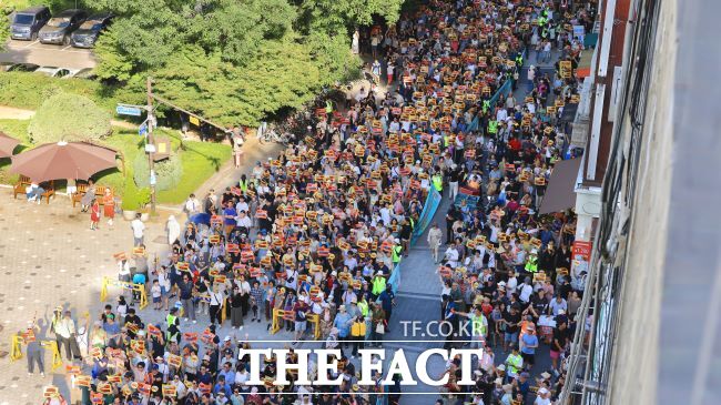 과천시내 신천지 종교시설 설치에 반대하는 주민 집회가 과천 중앙공원 앞에서 열렸다./독자 제공