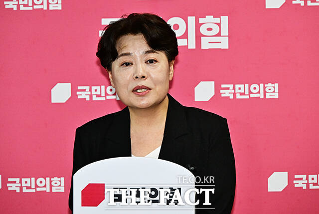 윤희숙 국민의힘 혁신위원장이 총선, 계엄, 탄핵, 대선 패패의 과정에서 잘못을 저지르고도 사과하지 않는 국민의힘 의원들을 겨냥해 인적 쇄신 0순위라고 경고했다. 사진은 윤희숙 국민의힘 신임 혁신위원장이 지난 9일 오후 서울 여의도 국회에서 취재진의 질문에 답변하고 있는 모습. /배정한 기자