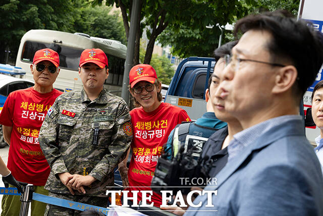 채상병 사건 수사 외압 의혹을 수사하는 이명현 특별검사팀의 지난주 압수수색 대상에 육본부가 포함된 것으로 확인됐다. 임성근 전 해병대 1사단장이 지난 2일 오후 서울 서초구에 마련된 채상병 특검팀 사무실에 출석하며 입장을 밝히고 있는 가운데 해병대 예비역연대 관계자들이 임 전 사단장을 바라보고 있다. /박헌우 기자