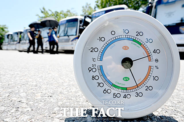 폭염이 이어지면서 온열질환자가 1500명을 넘어섰다. 사망자는 9명에 달하면서 지난해보다 약 3배 증가한 것으로 나타났다. 사진은 전국 대부분 지역에 폭염특보가 발효된 지난 10일 오전 서울 용산구 전쟁기념관 내 야외주차장에 놓인 온도계가 지열에 의해 40도를 넘기고 있는 모습. /서예원 기자
