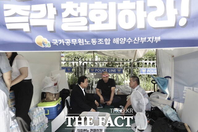 12일 국회 정문 앞 해수부 이전 반대 단식 농성장. 최민호 세종시장이 격려하고 있다. /세종시