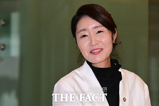 한동훈 전 대표가 강선우 여성가족부 장관 후보자를 향해 갑질 의혹 보도한 기자는 고소 못하고, 갑질 제보한 보좌진을 고소한다는 것. 보좌진에 자기 집 변기 수리시키는 것보다도 최악의 갑질이자 강약약강이라고 직격했다. /남윤호 기자