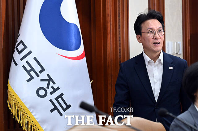 김민석 국무총리는 대한의과대학·의학전문대학원학생협회 비상대책위원회(의대협 비대위)가 의대 교육과 의료 정상화를 위한 의대생 전원 복귀 의사를 밝히자 결실의 길을 찾겠다고 말했다. 사진은 김 총리가 지난 10일 오전 서울 종로구 정부서울청사에서 열린 국정현안관계장관회의에 참석하고 있는 모습. /임영무 기자