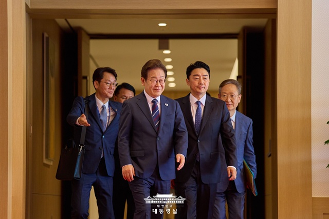 훈식 대통령 비서실장은 새 정부 1기 내각 추천이 끝났으니, 털어놓는다. 대통령님의 눈이 너무 높다며 다만 후보자들이 가진 수많은 빛나는 장점들에 조금 더 집중해 줬으면 하는 욕심도 감히 있다고 밝혔다. /대통령실