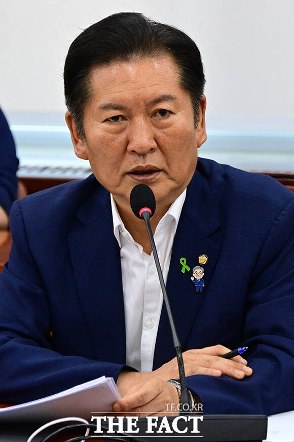 첫 지역 경선을 앞두고 두 후보는 각각 다른 리더십 스타일을 강조하며 지지 확산에 나섰다. 정 의원은 이날 유튜브 방송 김어준의 겸손은 힘들다 뉴스공장에 출연해 강력한 개혁 의지를 드러냈다. /남윤호 기자