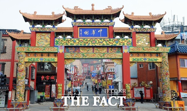1883년 인천이 개항되면서 중국 화교들에 의해 형성된 우리나라 최초, 유일의 차이나타운 입구에 중국 전통식 대문인 패루(중화문)가 설치되어 있다. /인천시 중구청