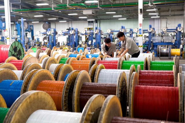 LS전선은 반복적인 움직임에도 견딜 수 있는 고유연성 산업용 USB 케이블을 국내 최초로 출시했다. LS전선 직원이 데이터 케이블을 생산하는 모습. /LS전선