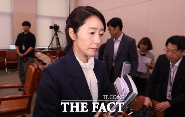 강선우 여성가족부 장관 후보자가 14일 오전 서울 여의도 국회에서 열린 여성가족위원회의 인사청문회에서 정회가 되자 회의장을 나서고 있다. /뉴시스