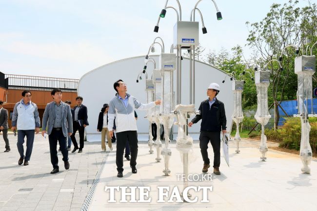 정명근 화성시장이 개장을 앞둔 동탄패밀리풀 문화공원 현장을 점검하고 있다./화성시
