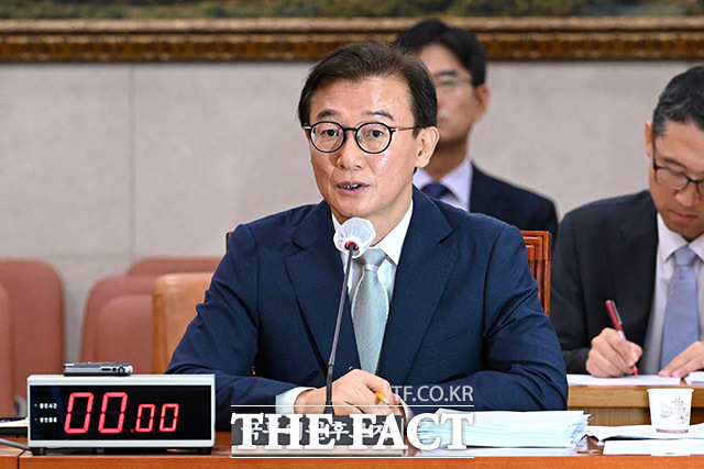 의원 질의에 답하는 전재수 해양수산부 장관 후보자.