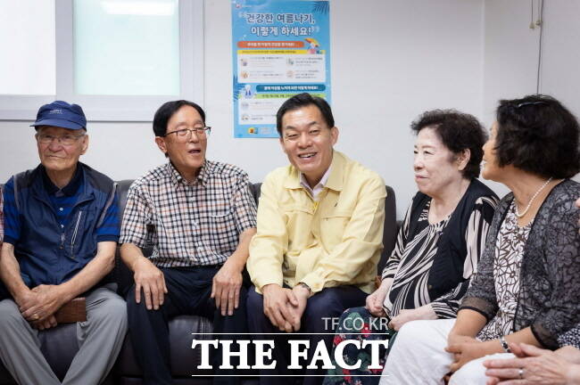 이재준(가운데) 수원시장이 14일 무더위 쉼터로 지정된 세류동 신성경로당을 방문, 어르신들과 이야기를 나누고 있다. /수원시