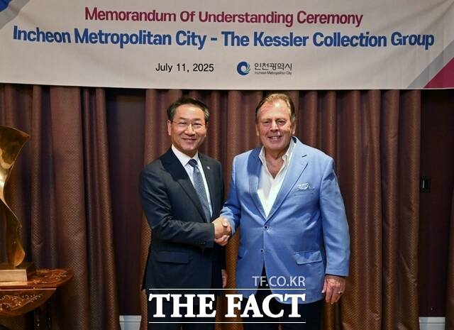 유정복 인천시장(왼쪽)이 11일(현지시간) 미국 조지아주 서배너 암스트롱 맨션(Armstrong Mansion)에서 리차드 케슬러(Richard Kessler) 케슬러그룹 회장과 상호 협력 양해각서(MOU)를 체결하고 있다. /인천시