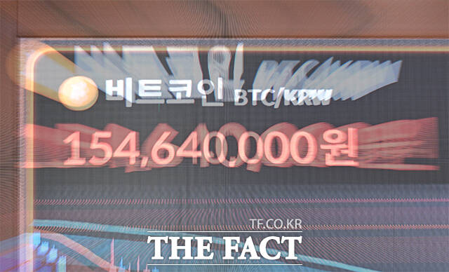 비트코인 가격이 11만9000달러를 넘어서며 사상 최고가를 경신했다. 사진은 가상화폐 비트코인이 사상 최초로 11만 달러를 넘어선 지난 5월 23일 오후 서울 서초구 빗썸라운지 강남본점 전광판에 비트코인 시세가 표시돼 있는 모습. /장윤석 기자