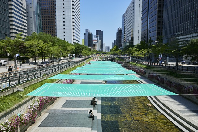 폭스바겐그룹코리아는 폭스바겐그룹 우리재단과 함께 청계천 일대에 대형 그늘막을 설치했다고 14일 밝혔다. /폭스바겐그룹코리아