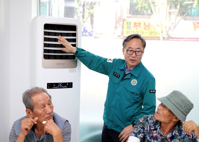 금천구는 폭염긴급대책회의를 열고 주거 취약계층, 야외근로자 등의 여름나기를 도울 방안을 마련했다. /금천구