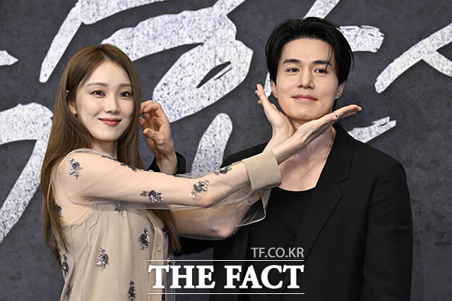 배우 이성경(왼쪽)과 이동욱이 14일 오후 서울 구로구 더링크 호텔에서 열린 JTBC 새 금요시리즈 착한 사나이 제작발표회에 참석해 포즈를 취하고 있다. /장윤석 기자